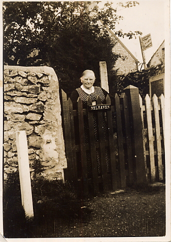 Gran at gate of Belhaven <1938
